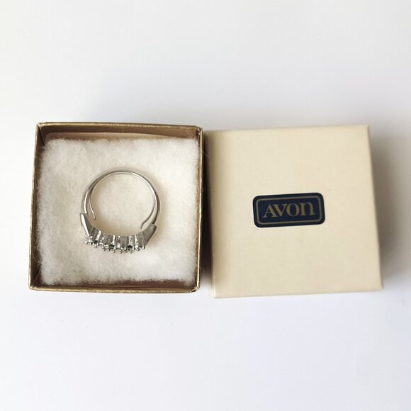 Vintage Avon Faux Emerald and Diamond Ring Size 7.5 - 8.0 with Box - Picture 3 of 6